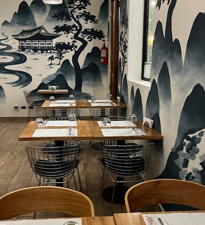 La posibilidad de probar platos coreanos tradicionales en Hanok, en Palermo