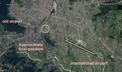 La posición final del avión y la distancia con el aeropuerto internacional