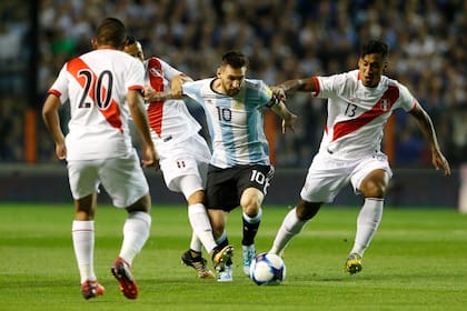 La postal de aquella noche en La Bombonera: Messi contra todos