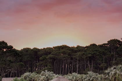 La postal de cada temporada: los espectaculares colores del atardecer esteño.