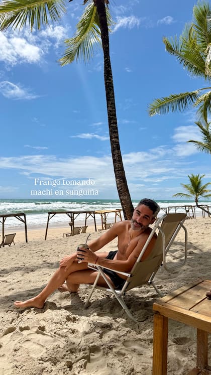 La postal de El Pollo Álvarez en sunga tomando mate