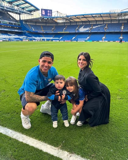 La postal de Enzo Fernández y Valentina Fernández con sus dos hijos en el Stamford Bridge tras confirmar la separación (Foto: Instagram @enzojfernandez)