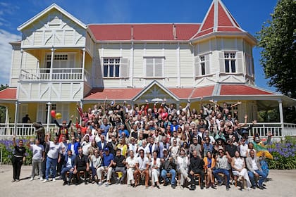 La postal de familia en la Villa Victoria, la clásica imagen de Mar del Plata levanta el telón