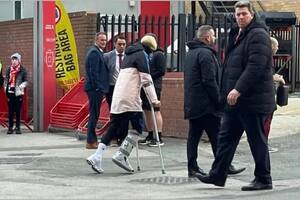 Garnacho se lesionó en Manchester United, salió en muletas y crece la preocupación en la selección