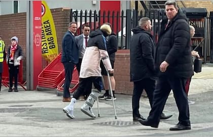 La postal de la preocupación para Manchester United y la selección argentina: Alejandro Garnacho se retira del Old Trafford en muletas