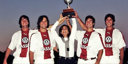 Javier, Eduardo (h.), Miguel e Ignacio Novillo Astrada, campeones del Abierto de Tortugas en 2003, festejan con su mamá-hincha-DT, Verónica Devoto, que también levanta la Copa Emilio de Anchorena.