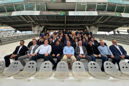 La postal del día: Tapia y los dirigentes que presenciaron la reunión en el estadio Único