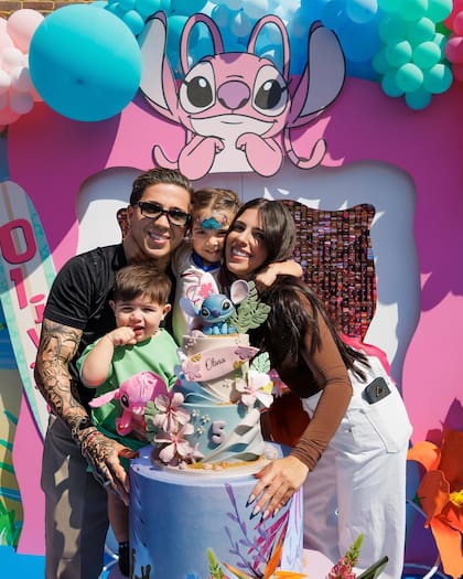 La postal familiar antes de que Olivia sople las velitas (Foto: Instagram @enzojfernandez)