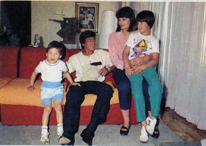 La postal familiar de Daniel Passarella, Graciela Benvenuto y sus dos hijos Lucas y Sebastián (Foto: El Gráfico)