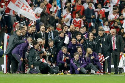 La postal inolvidable de River en Madrid, con Francescoli entreverado en el grupo