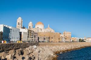 La postal más habanera de la ciudad, con el malecón, los faroles y los edificios color pastel junto al mar.