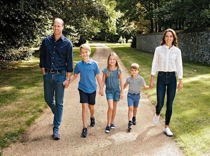 La postal navideña de la familia en 2022 (Foto: Instagram @princeandprincessofwales / Matt Porteous)