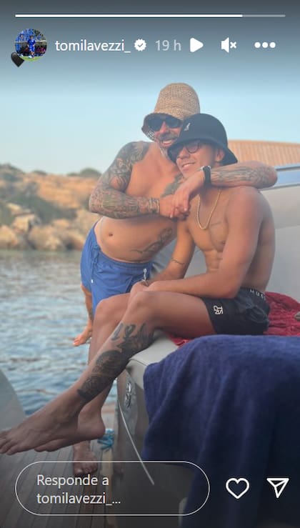 La postal que compartió Tomás junto a su padre, Ezequiel Lavezzi