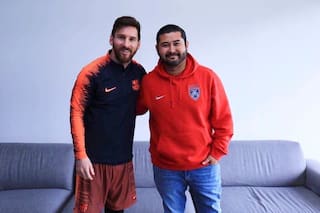 Ama el fútbol argentino, conoce a todos los cracks, es multimillonario y juega al polo