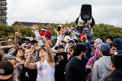 La postal que se repite, a pesar de las restricciones que rigen hace una semana, es la de decenas de jóvenes con parlantes inalámbricos en improvidadas fiestas en la zona del parador Boutique