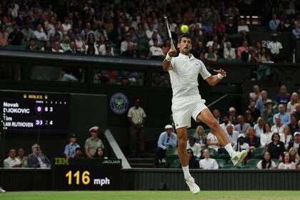 La postura de la ATP significa que el serbio Novak Djokovic, defensor del título en Wimbledon, perderá su condición de número uno del mundo ya que no podrá defender los 2.000 puntos del año pasado