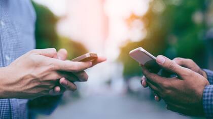 Cuello de Whatsapp, o cuello de texto, es una dolencia asociada al uso del teléfono