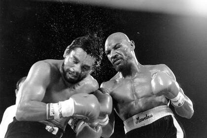 La potencia de Marvin Hagler lastima a Roberto "Mano de Piedra" Durán, en noviembre de 1983, en Las Vegas.