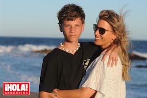 La PR y especialista en comunicación institucional, Carolina Giménez, posa con su hijo mayor Francisco Linder, fruto de su anterior matrimonio con el ingeniero agrónomo uruguayo, Federico Linder.