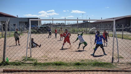 La práctic de fútbol, una actividad infaltable en el penal