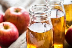 La práctica de ingesta de vinagre de manzana se volvió tendencia por su supuesto efecto en los niveles de glucosa