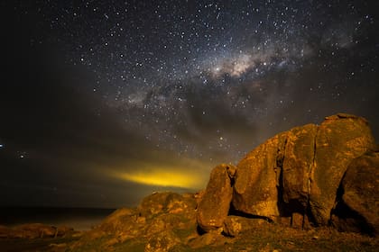 "La práctica más habitual es la realización de fotos de paisajes nocturnos iluminados por la luz de la luna o la traza de estrellas, que se logra por la rotación de la Tierra cuando el tiempo de exposición es larga”, explica Diego Arranz