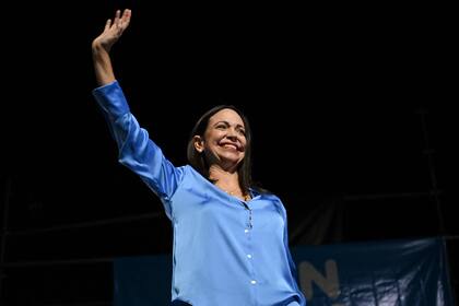 La precandidata presidencial venezolana del partido opositor Vente Venezuela, María Corina Machado, celebra los resultados de las elecciones primarias de la oposición en la sede de su partido en Caracas el 22 de octubre de 2023
