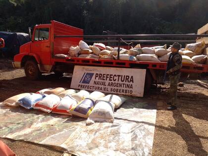 La Prefectura incauta soja en El Soberbio. Vecinos de La Barranca se reunieron hace dos semanas con el jefe de la fuerza en esa localidad y le solicitaron que sea más flexible con los contraoles. En general, todos aceptan que Prefectura controle en las aguas del Uruguay, pero no quieren que efectivos de esa fuerza vayan a realizar controles en tierra.