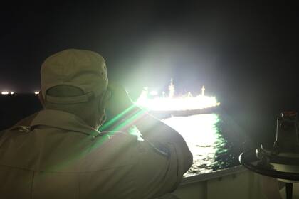 La Prefectura y la Armada argentina monitorean la llegada de cientos de pesqueros chinos al mar Argentino