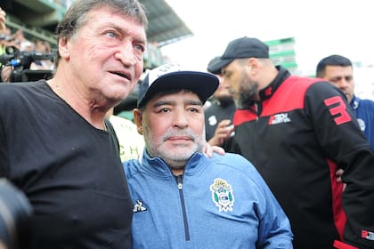 Julio César Falcioni y Diego Maradona