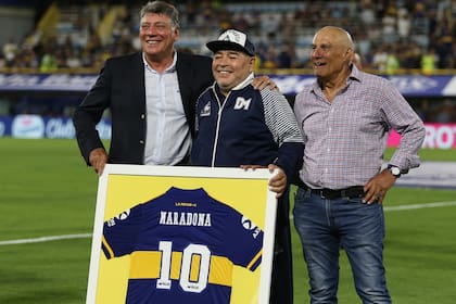 Con Miguel Brindisi y Hugo Perotti, con quienes salió campeón en Boca en 1981; ese día, 7 de marzo de este año, Gimnasia visitó La Bombonera y el 10 fue agasajado, en una noche de consagración xeneize.