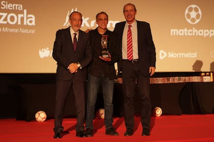 La premiación de la Federación Madrileña de fútbol al ser Osvaldo el jugador más veterano en actividad