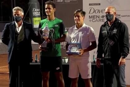 La premiación del Challenger de Santiago 2: Horacio De la Peña y Eddie Fiumara, director del circuito Legión Sudamericana y director del torneo de Chile, respectivamente, con Varillas y Báez. 