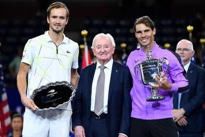 La premiación del US Open 2019: Rod Laver, leyenda del tenis, junto con el subcampeón (Daniil Medvedev) y el ganador (Rafa Nadal).