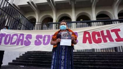 La premio Nóbel de la Paz Rigoberta Menchú acompañó a las mujeres achí de Rabinal al inicio de su juicio.