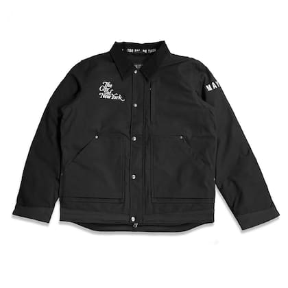 La prenda, bordada por Arena Embroidery, incluye un logo retro de la ciudad y su lema político