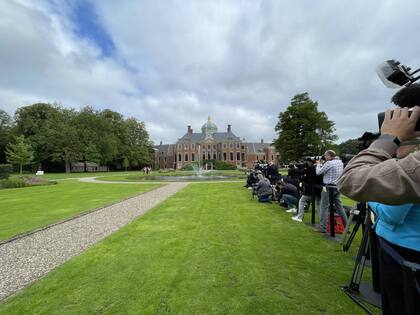 La prensa acreditada dispuesta a hacer su trabajo en los jardines del palacio Huis ten Bosch