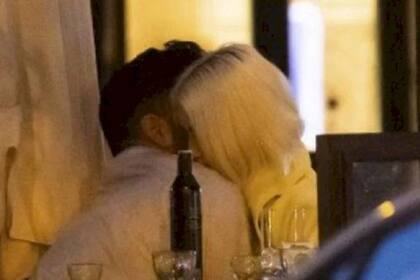 La prensa europea sorprendió a Victori y Lali Espósito abrazándose en la vía pública