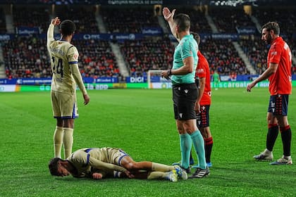 La preocupación de Barcelona y toda España: Pedri se tomó la rodilla derecha tras una dura falta minutos antes de los dos goles de su equipo: tras esa ventaja, dejó la cancha.