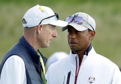 La preocupación de Tiger Woods con el capitán de Estados Unidos, Jim Furyk, luego de una primera jornada desfavorable