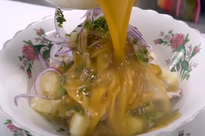 La preparación comienza con la cocción o el tatemado de los vegetales para intensificar el gusto del caldo