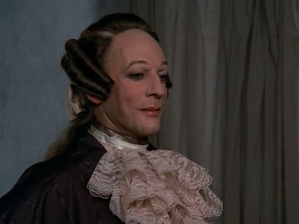 La preparación de la fisonomía de Casanova exigía a Donald Sutherland horas de maquillaje, cambios de vestuario y pelucas y un desgaste físico que resultó el más agotador de su carrera.