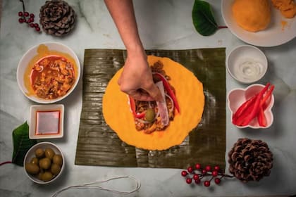 La preparación de la hallaca se divide entre la preparación del guiso y la masa de maíz