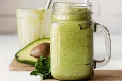 La preparación en licuado permite una absorción optimizada de los nutrientes de la palta, lo que facilita el procesamiento digestivo de sus grasas monoinsaturadas, fibras solubles y micronutrientes esenciales