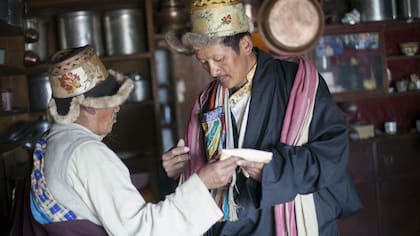 La preparación para subir a la montaña implica para los sherpas rituales sagrados