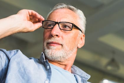 La presbicia es la pérdida inevitable de la visión de cerca asociada con el envejecimiento; se controla con gafas de lectura graduadas o bifocales