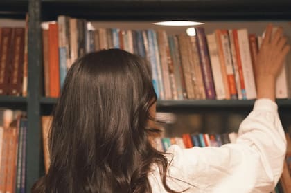 La presencia de Carla paralizaba a Tomás.