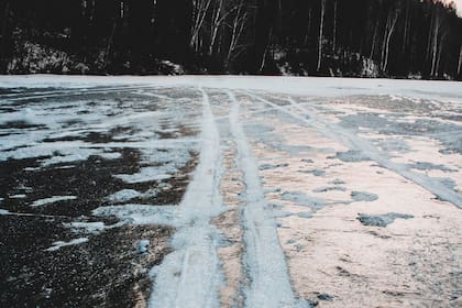 La presencia de hielo negro puede ser muy peligrosa para los conductores (Foto: Canva)