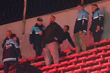 La presencia de policía y guardias privados se dio luego de los enfrentamientos y la suspensión del encuentro