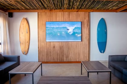La presencia de tablas e imágenes de mar y olas predomina en la decoración de estos hoteles